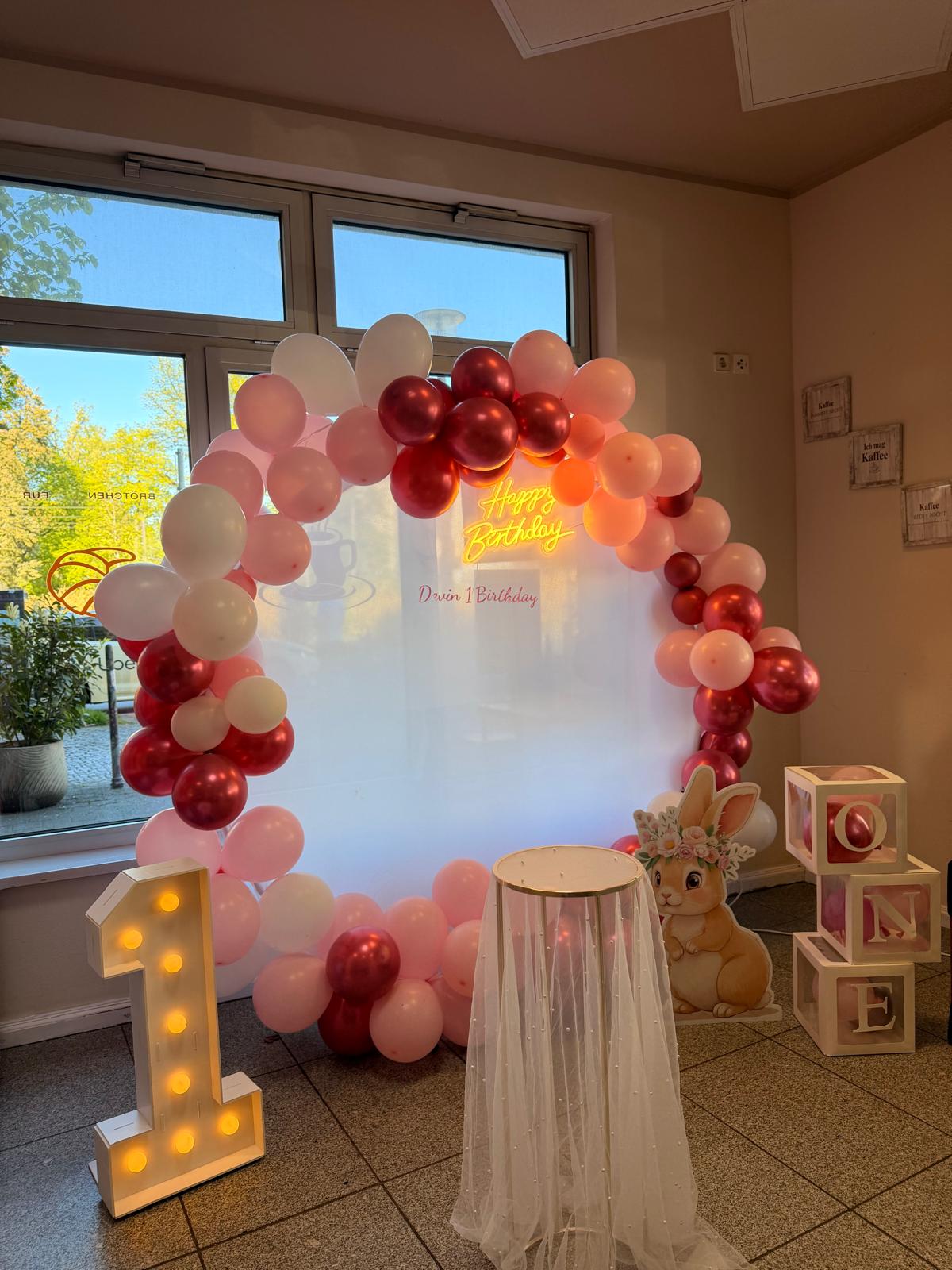 Großer Ballonbogen mit Neon-Schriftzug "Happy Birthday" als Fotohintergrund