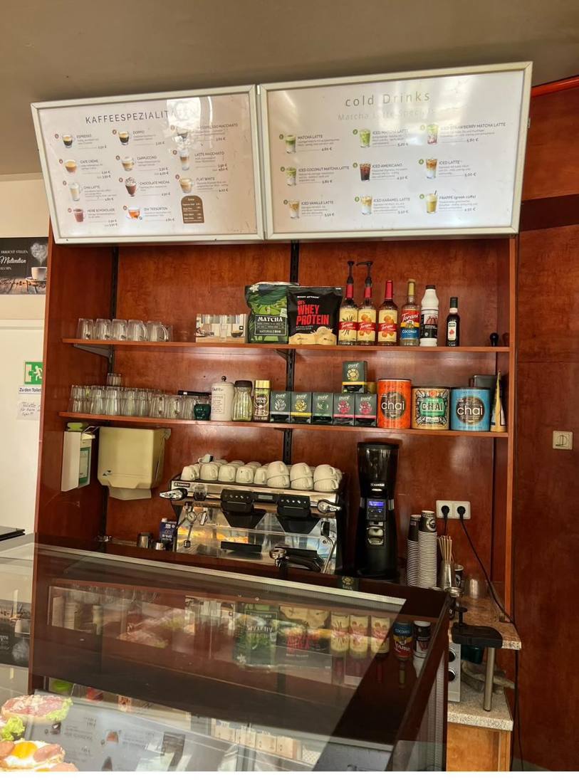 Kaffeespezialitäten und kalte Getränke im Café Barista